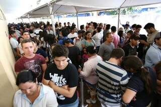 Multidão aguarda para ser atendida nos quatro cartórios eleitorais da Capital (Foto: Marcelo Victor)