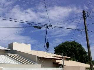 Os fios estão caídos há cerca de um ano (Foto: Filipe Prado)