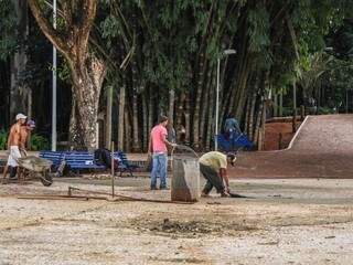 Operários trabalham na conclusão da reforma do Horto Florestal (Foto: Fernando Antunes)