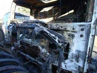 Cabine de caminhão ficou destruída, em uma oficina no Bairro Pioneiros (Foto: André Bittar)