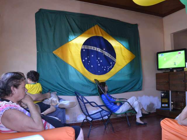  Derrota e sa&iacute;da de campo frustram fam&iacute;lia de zagueira sul-mato-grossense