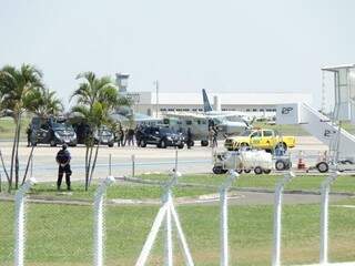 Adélio chegando ao Aeroporto Internacional de Campo Grande escoltado por agente penitenciários federais (Foto: Kísie Ainoã)