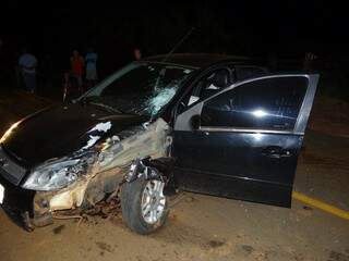 O motociclista atingiu a frente do carro e foi lançado na rodovia (Foto: Dourados News)