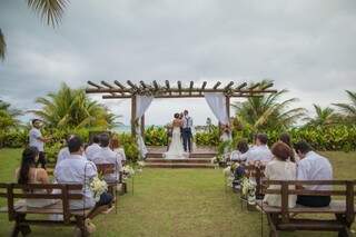 A segunda surpresa foi ver o casamento preparado à distância dar certo na praia. (Foto: Bruna Leni)