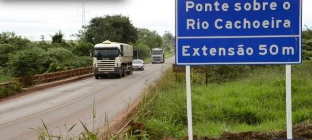 Ap&oacute;s chuvas, buraco aparece em cabeceira de ponte da BR-267