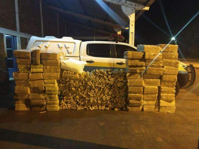 Pol&iacute;cia apreende 1,8 tonelada de maconha em camionete roubada