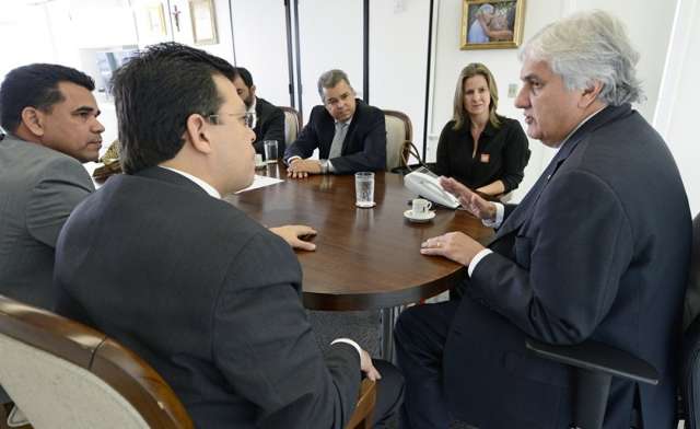 Prefeito busca R$ 405 milh&otilde;es para revitalizar o centro e asfaltar bairros