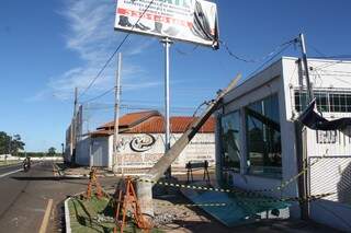 Carro destruiu poste na frente da loja. (Foto: Marcos Ermínio)