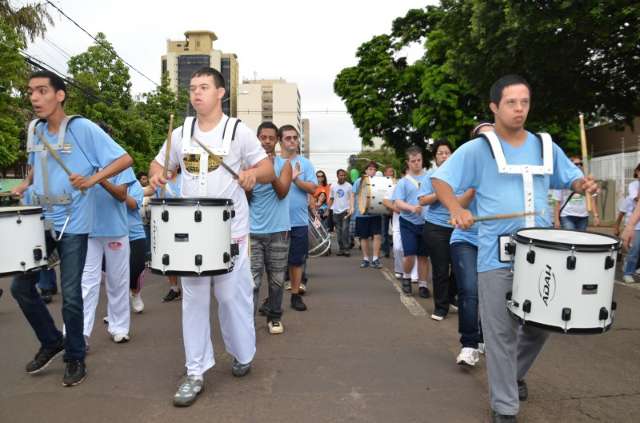 Com banda, portadores de Down saem &agrave; rua para lembrar conquistas