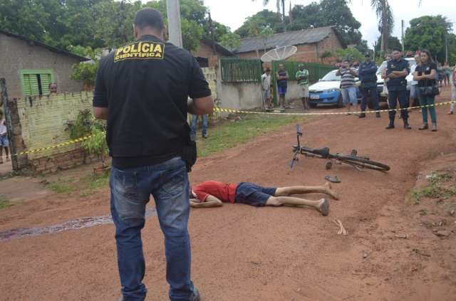 Homem &eacute; encontrado morto e com cortes na cabe&ccedil;a em frente &agrave; sua casa