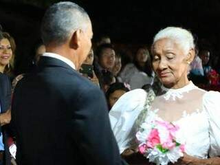 Dona Valdomira, que segundo as amigas tem 68 anos, e nunca desistiu de casar de branco. (Foto: André Bittar)