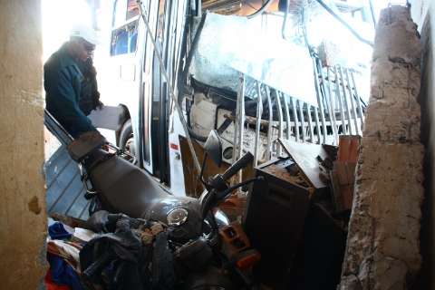 Acidente com ônibus desaloja família; “cômoda salvou meu filho”, diz mãe