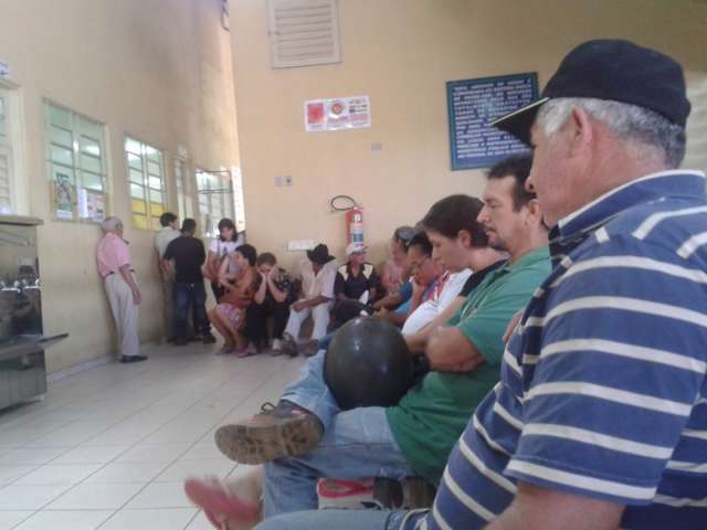 Com poucos m&eacute;dicos, pacientes esperam 1 hora e meia em postos