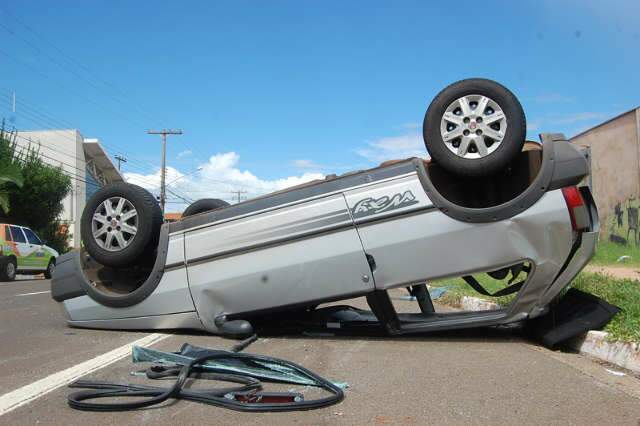  Jovem fica ferido ao capotar carro ap&oacute;s colis&atilde;o na Antonio Maria Coelho