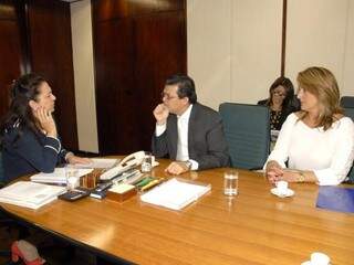 Prefeito e a primeira-dama em reunião com a ministra da Agricultura, Kátia Abreu (Divulgação)