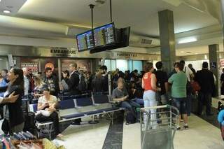 Saguão do aeroporto lotado de passageiros aguardando embarque e desembarque (Foto: Marina Pacheco) 
