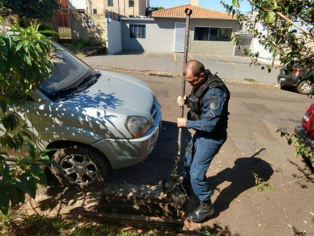 Varredor encontra motor de ve&iacute;culo roubado abandonado em bueiro