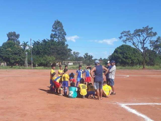 Com artesanato, dan&ccedil;a e futebol, associa&ccedil;&atilde;o comemora o Dia do &Iacute;ndio