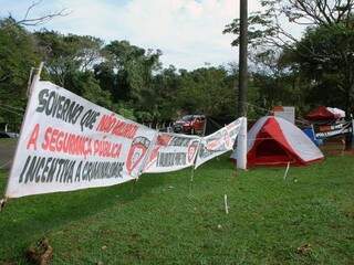 No acampamento, mais faixas do que manifestantes