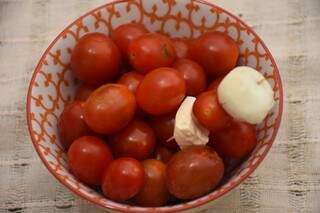 Palitinhos de tomate cereja, ovo de codorna e queijo.(Foto: Roberto Higa)