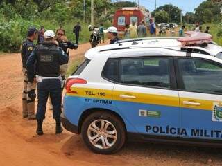Movimentação da polícia militar, polícia rodoviária federal e bombeiros no local (Foto: Alcides Neto)