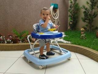 Com 11 meses, Pedro usa andador para estimular os primeiros passinhos (Foto: Arquivo pessoal)