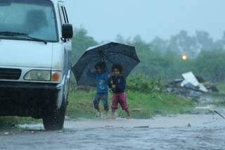 Crianças se protegendo da chuva desta manhã no Dom Antônio (Foto: André Bittar)