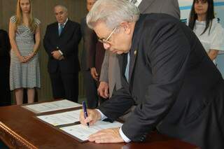 Desembargador Roberto Haddad durante a assinatura do termo. (Foto: Simão Nogueira)