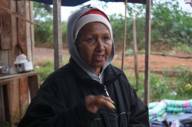 Fam&iacute;lias dormem juntas e usam fogueira para superar frio intenso