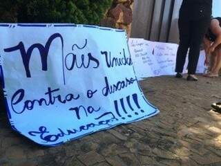 Pais de alunos fizeram protesto em frente a casa da prefeita de Três Lagoas, Márcia Moura no domingo (22)