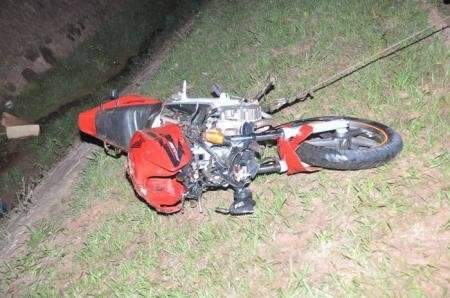Passageira de moto morre ap&oacute;s condutor perder controle de dire&ccedil;&atilde;o e cair em vala