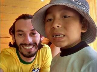 O jovem é voluntário dando aulas de português para crianças.(Foto: Arquivo Pessoal)