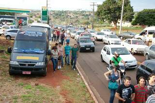 Congestionamento não pôde ser evitado apesar da presença de policiais de trânsito. (foto: Simão Nogueira)
