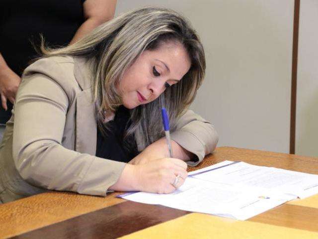 Suplente faz juramento e assume vaga de vereadora presa por corrup&ccedil;&atilde;o