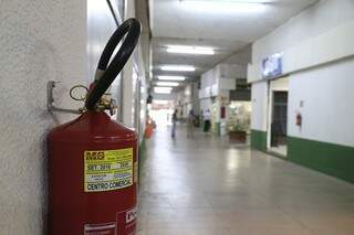 Extintores foram colocados conforme solicitado pelos bombeiros. (Foto: Gerson Walber)