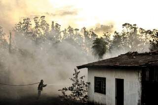 Queimadas deram trabalho para os bombeiros (Foto: Alcides Neto)