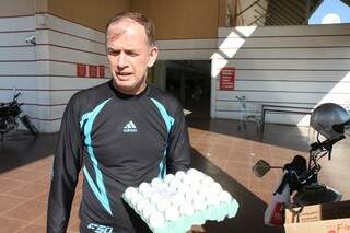 Acostumado a comprar ovos, Paulo lamenta o preço alto. (Foto: Cleber Gellio) 
