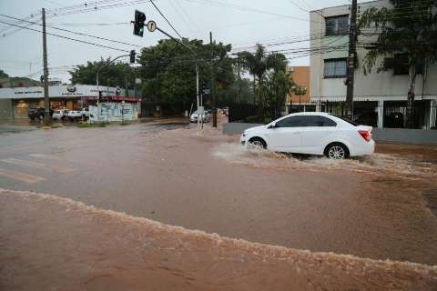 Chuva faz córrego transbordar e água toma conta de avenida na Cohab