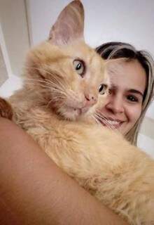 Bruna e seu gatinho resgatado, Bóris. (Foto: Acervo Pessoal)