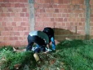 Homem &eacute; encontrado morto em fundo de casa com 14 ferimentos de faca 