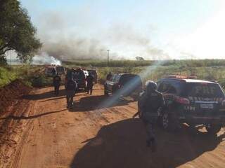 Clima foi de tensão durante a tarde de ontem (14) e policiais tentavam negociar a devolução do armamento que os indígenas pegaram da Polícia Militar. (Foto: Sidney Bronka)