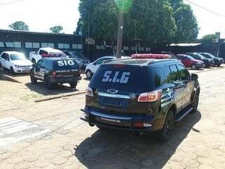 Viaturas em frente a delegacia de Polícia Civil da cidade. (Foto: Tiago Apolinário/Da Hora Bataguassu)
