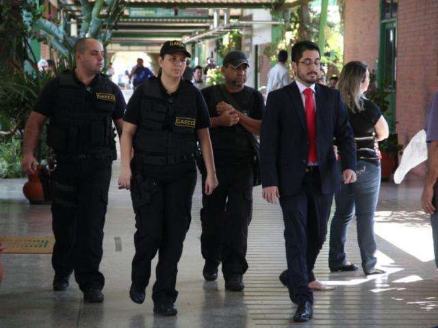 Com a c&uacute;pula afastada, Detran funciona, mas sem pagar fornecedor