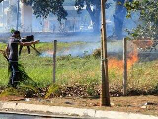 Incêndio em área urbana sendo combatido no bairro Chácara Cachoeira, em julho. (Foto: Marina Pacheco)
