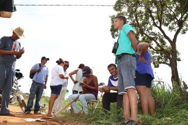 Fam&iacute;lias invadem &aacute;rea da prefeitura e constroem nova favela na Capital