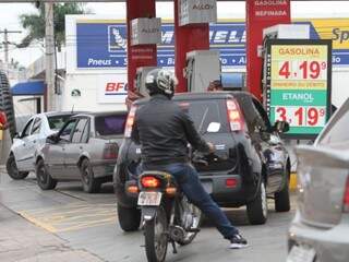 Consumidores na fila de posto de combustível em Campo Grande. (Foto: Saul Schramm/Arquivo).