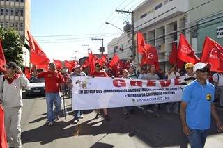Trabalhadores em greve engrossaram protesto do MST. (Foto: Pedro Peralta)