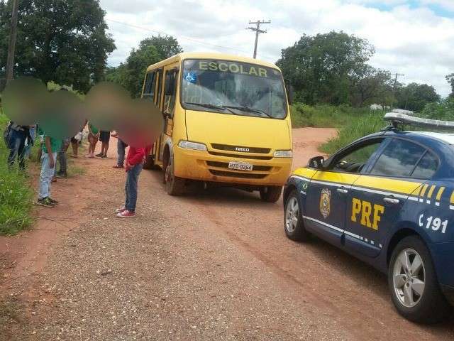 PRF flagra ônibus escolar transportando pessoas que voltavam de