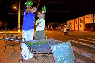 Meninos oferecem abacates na 14 de Julho. (Foto: Marcos Ermínio)