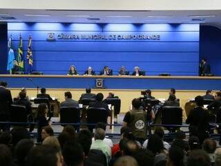 Vereadores adentram noite de domingo em sessão extra e aprovam reforma administrativa. (Foto: Marcos Ermnínio) 